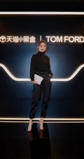 李沁红唇黑衣冷艳造型亮相活动写真图片