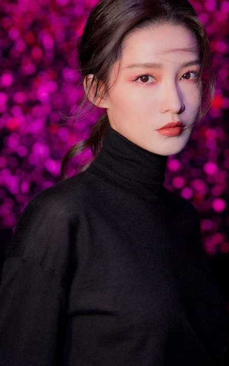 李沁红唇黑衣冷艳造型亮相活动写真图片