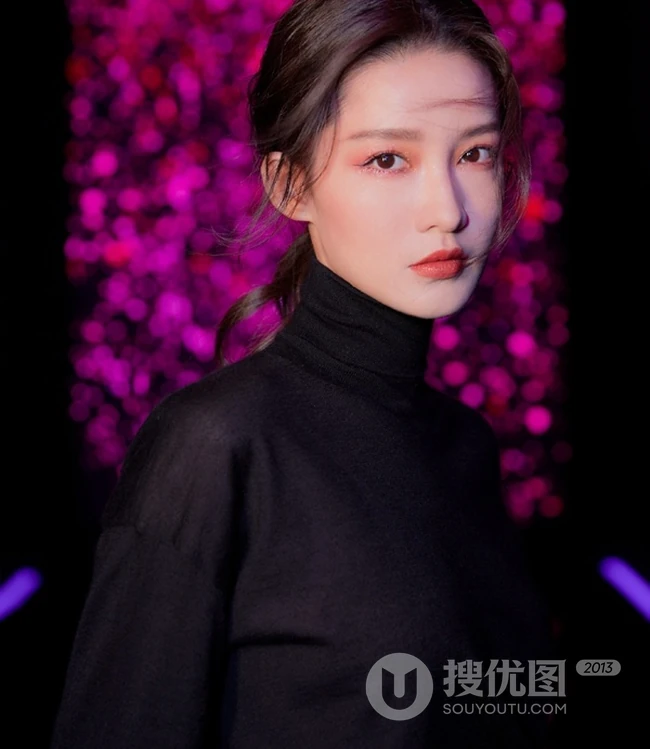 李沁红唇黑衣冷艳造型亮相活动写真图片