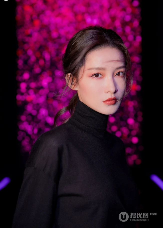 李沁红唇黑衣冷艳造型亮相活动写真图片