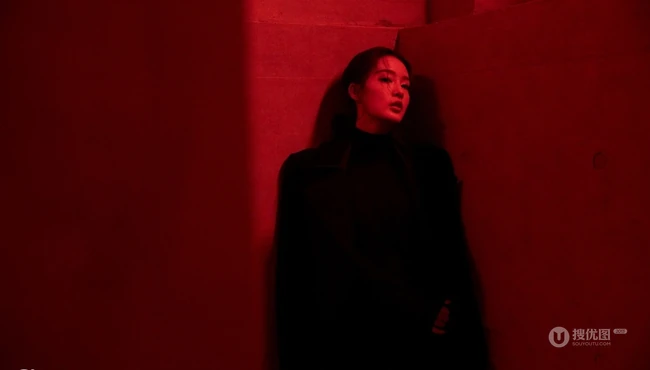 李沁红唇黑衣冷艳造型亮相活动写真图片