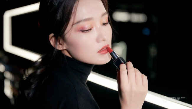 李沁红唇黑衣冷艳造型亮相活动写真图片