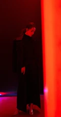 李沁红唇黑衣冷艳造型亮相活动写真图片