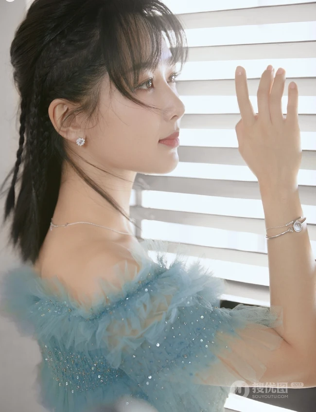 女明星杨紫清新礼裙连衣纱裙装扮室内写真美图