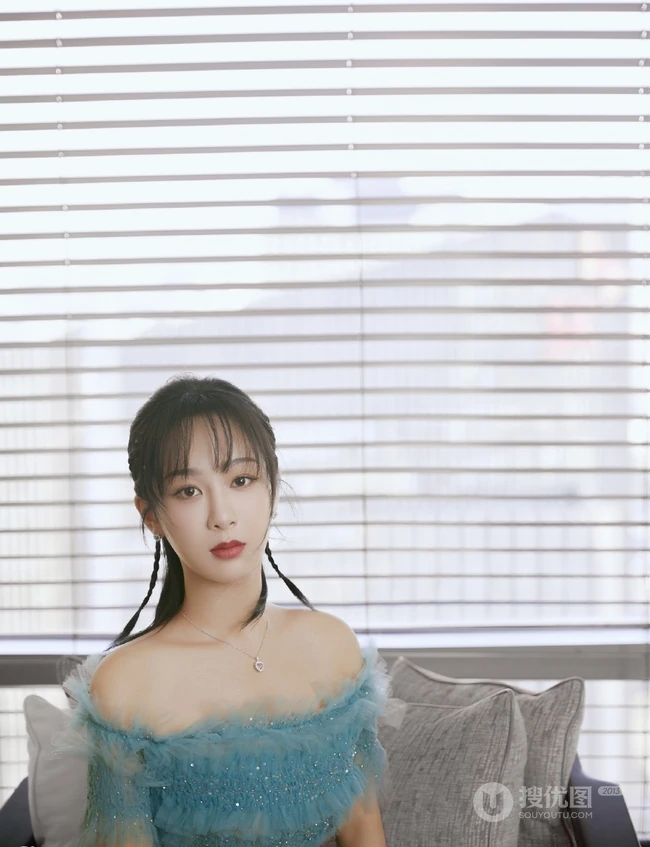 女明星杨紫清新礼裙连衣纱裙装扮室内写真美图