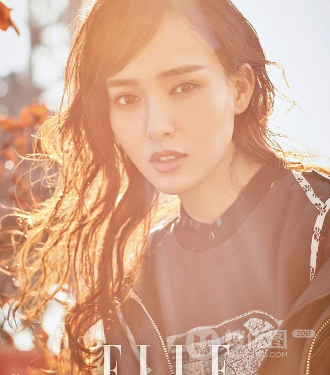 唐嫣化身温暖女汉子，湿发多变装扮登《ELLE》杂志街拍图片