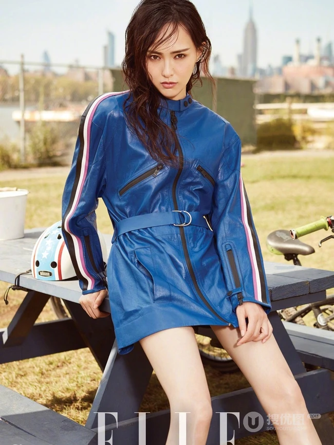 唐嫣化身温暖女汉子，湿发多变装扮登《ELLE》杂志街拍图片