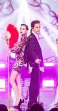 戚薇古典造型化身柔美歌女，身穿旗袍，手拿红扇气质动人