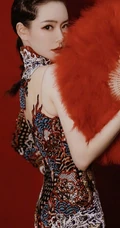 戚薇古典造型化身柔美歌女，身穿旗袍，手拿红扇气质动人