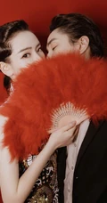 戚薇古典造型化身柔美歌女，身穿旗袍，手拿红扇气质动人