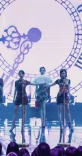 戚薇古典造型化身柔美歌女，身穿旗袍，手拿红扇气质动人