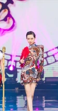 戚薇古典造型化身柔美歌女，身穿旗袍，手拿红扇气质动人