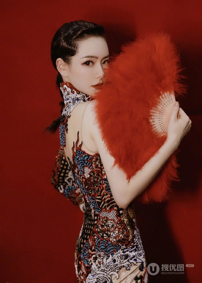 戚薇古典造型化身柔美歌女，身穿旗袍，手拿红扇气质动人