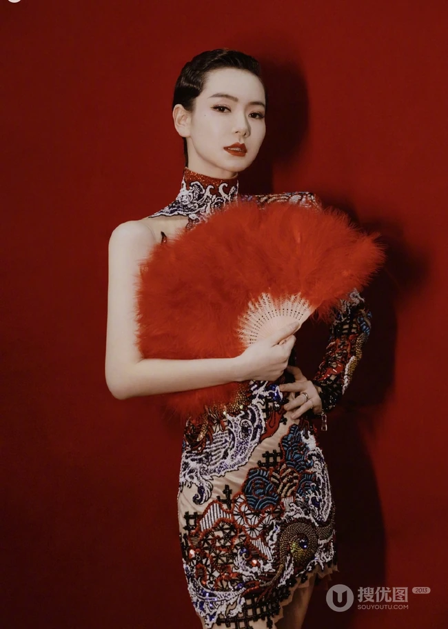 戚薇古典造型化身柔美歌女，身穿旗袍，手拿红扇气质动人