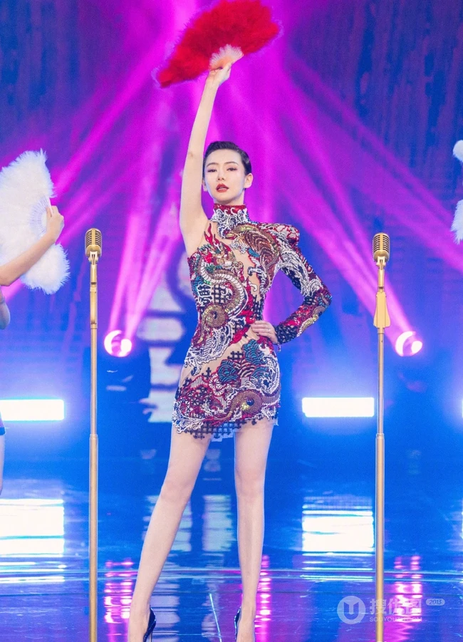 戚薇古典造型化身柔美歌女，身穿旗袍，手拿红扇气质动人