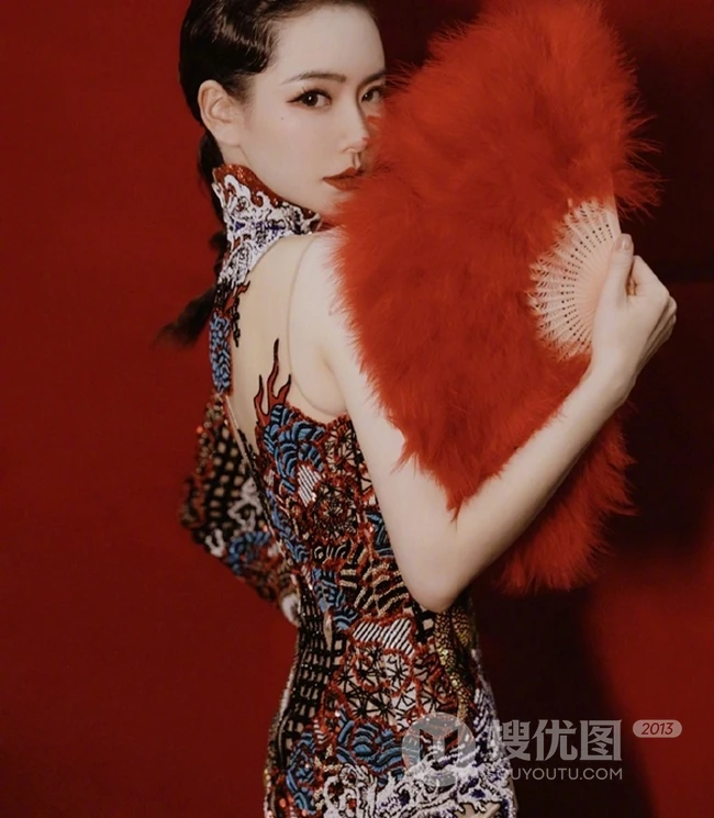 戚薇古典造型化身柔美歌女，身穿旗袍，手拿红扇气质动人