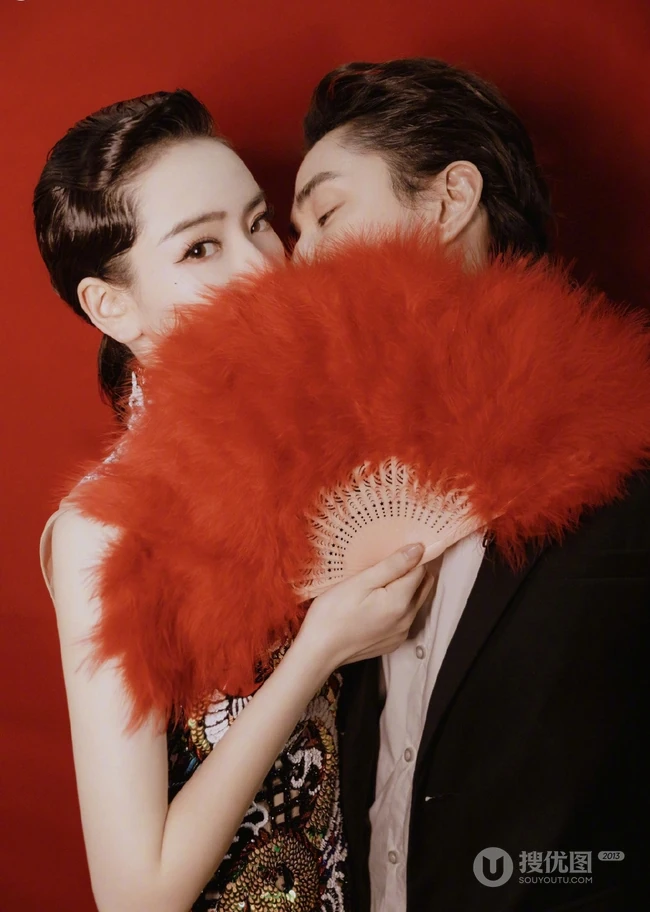 戚薇古典造型化身柔美歌女，身穿旗袍，手拿红扇气质动人
