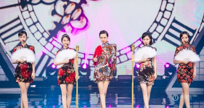 戚薇古典造型化身柔美歌女，身穿旗袍，手拿红扇气质动人