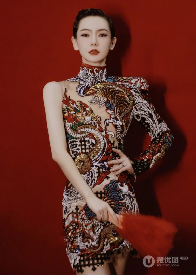 戚薇古典造型化身柔美歌女，身穿旗袍，手拿红扇气质动人