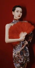 戚薇古典造型化身柔美歌女，身穿旗袍，手拿红扇气质动人