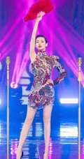 戚薇古典造型化身柔美歌女，身穿旗袍，手拿红扇气质动人