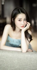女演员马泽涵气质清新露肩礼裙连衣裙室内写真图片