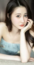 女演员马泽涵气质清新露肩礼裙连衣裙室内写真图片