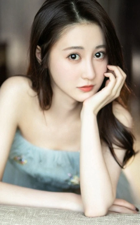 女演员马泽涵气质清新露肩礼裙连衣裙室内写真图片