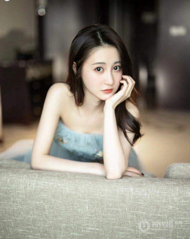女演员马泽涵气质清新露肩礼裙连衣裙室内写真图片