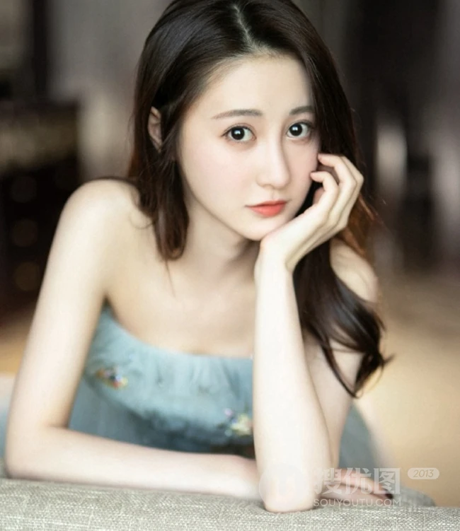 女演员马泽涵气质清新露肩礼裙连衣裙室内写真图片