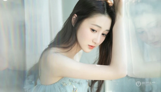 女演员马泽涵气质清新露肩礼裙连衣裙室内写真图片