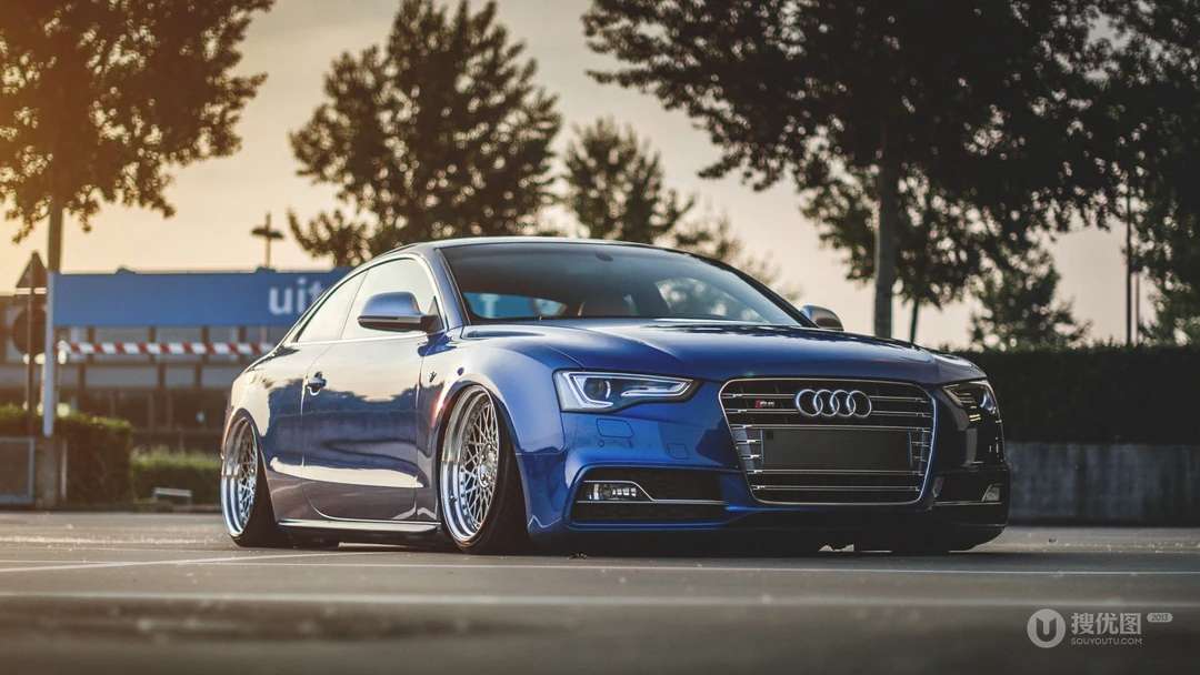 蓝色车身奥迪轿跑Audi S5高清电脑壁纸免费下载