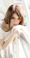 酷酷的，戴眼镜的各类长发美女高清4K手机壁纸下载
