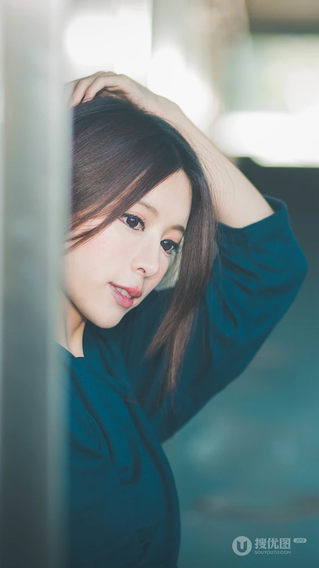 治愈系的长发美女手机壁纸