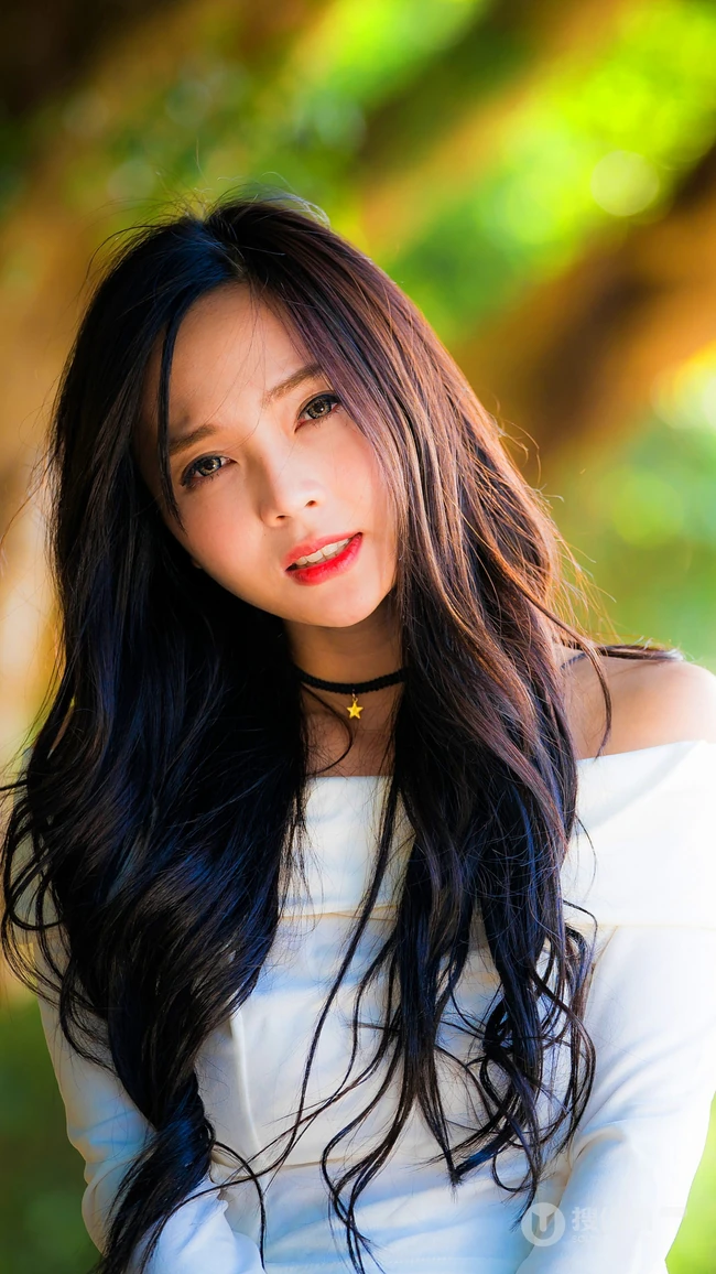 治愈系的长发美女手机壁纸