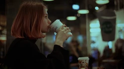 餐厅，咖啡厅等场所里喝咖啡的欧美美女高清壁纸图片
