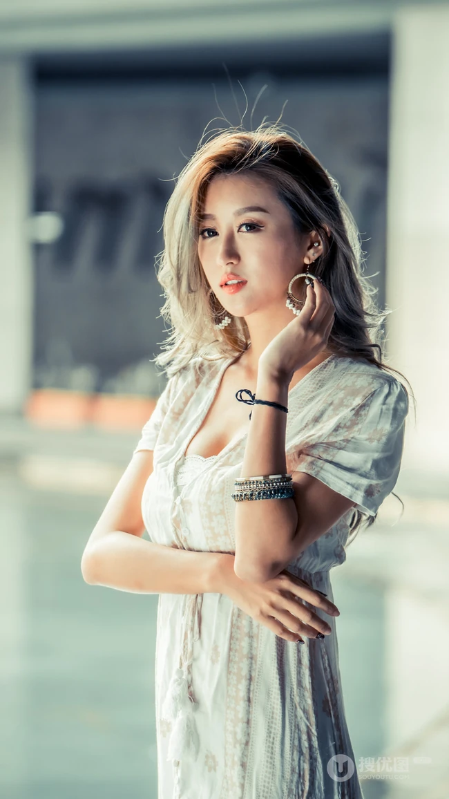 性感大胸御姐型美女手机壁纸图片