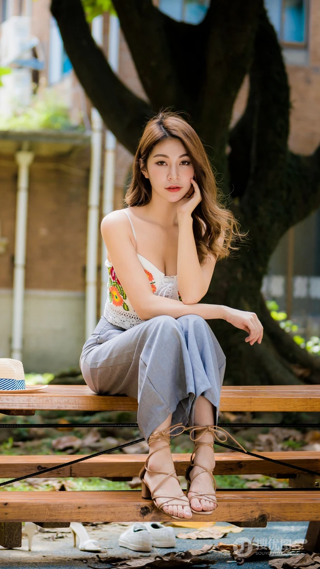 性感大胸御姐型美女手机壁纸图片
