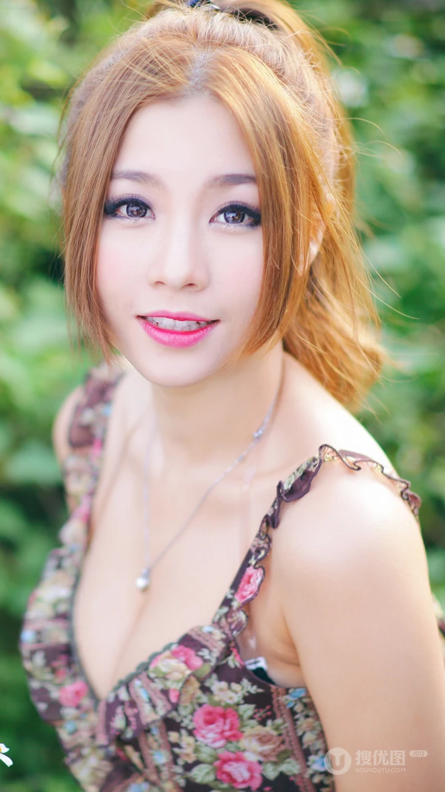 性感大胸御姐型美女手机壁纸图片