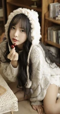 可爱型线条感袜装女生气质写真图片 心有美景，每一步都是旅行
