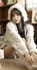 可爱型线条感袜装女生气质写真图片 心有美景，每一步都是旅行