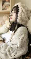 可爱型线条感袜装女生气质写真图片 心有美景，每一步都是旅行