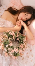 长发白裙仙气少女手拿编织花帽室内甜美怡人写真图片
