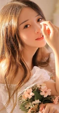 长发白裙仙气少女手拿编织花帽室内甜美怡人写真图片