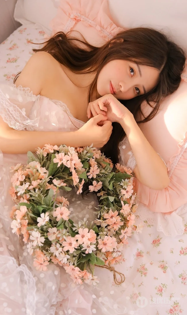 长发白裙仙气少女手拿编织花帽室内甜美怡人写真图片