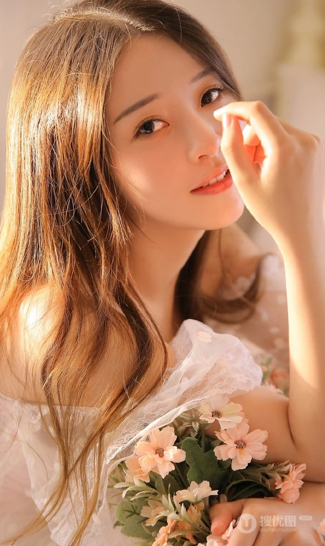 长发白裙仙气少女手拿编织花帽室内甜美怡人写真图片