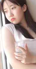 圆脸可爱型日系清新少女白T短裤室内榻榻米写真图片