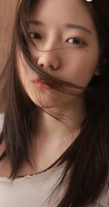 圆脸可爱型日系清新少女白T短裤室内榻榻米写真图片