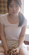 圆脸可爱型日系清新少女白T短裤室内榻榻米写真图片