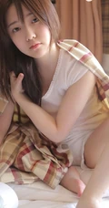 圆脸可爱型日系清新少女白T短裤室内榻榻米写真图片
